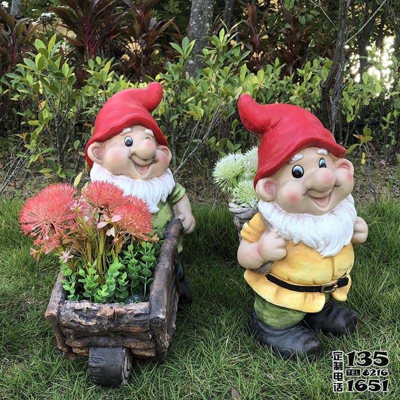 公園草坪上兩個(gè)玻璃鋼彩繪卡通背竹筐和推花盆小推車的小矮人雕塑 公園草坪上兩個(gè)玻璃鋼彩繪卡通背竹筐和推花盆小推車的小矮人雕塑