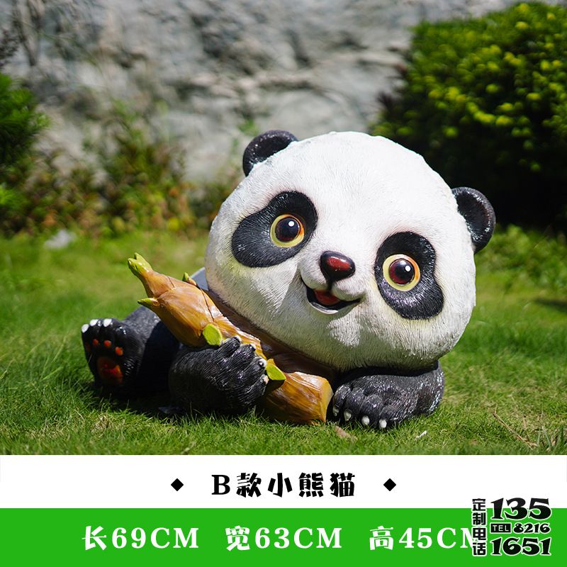 城市公園廣場擺放卡通趴著玩筍的玻璃鋼熊貓雕塑 城市公園廣場擺放卡通趴著玩筍的玻璃鋼熊貓雕塑