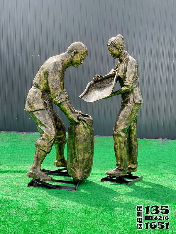 商場街邊玻璃鋼仿銅農(nóng)耕收糧食勞動(dòng)人物雕塑