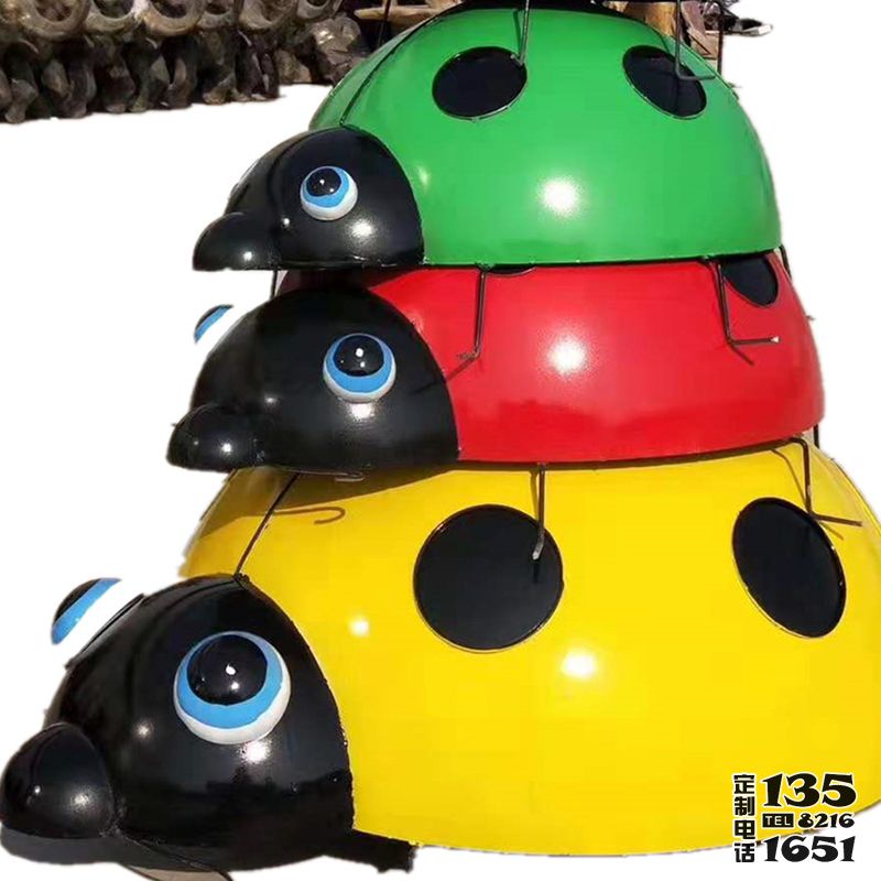 公園里擺放的疊羅漢的玻璃鋼彩繪七星瓢蟲(chóng)雕塑