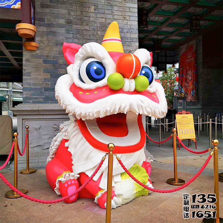 景區門口擺放卡通創意玻璃鋼彩繪醒獅雕塑 景區門口擺放卡通創意玻璃鋼彩繪醒獅雕塑