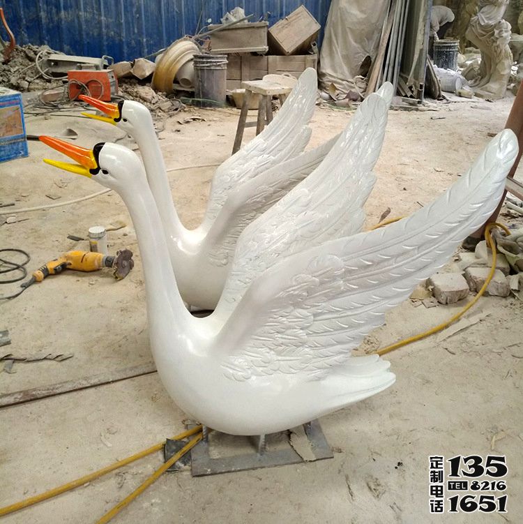 動(dòng)物園玻璃鋼仿真動(dòng)物飛翔的白天鵝雕塑 動(dòng)物園玻璃鋼仿真動(dòng)物飛翔的白天鵝雕塑
