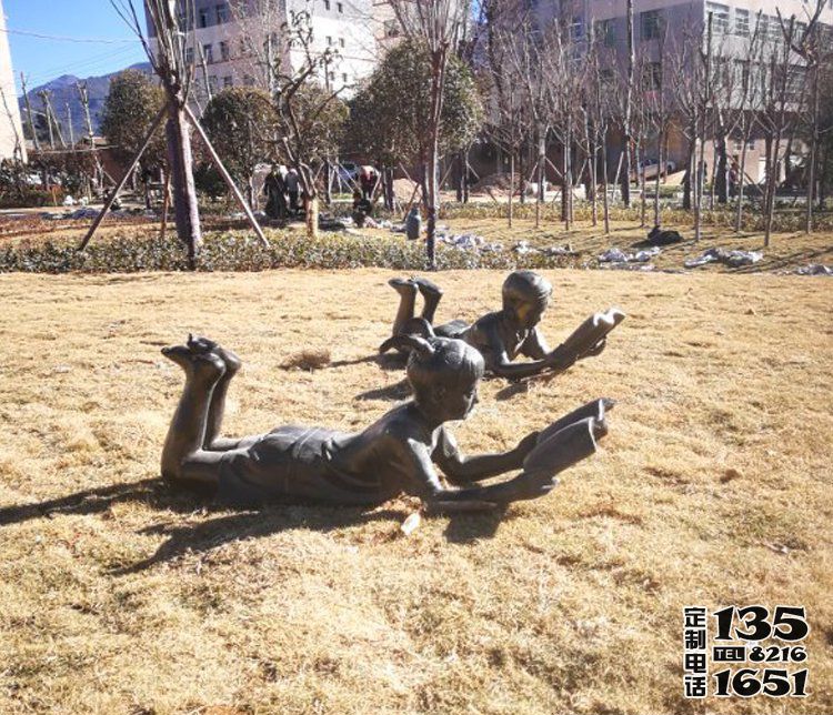 校園草坪玻璃鋼仿銅趴著讀書(shū)的兒童雕塑