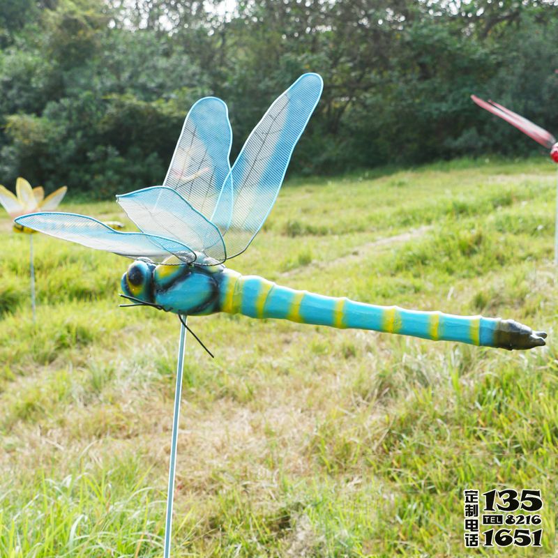 公園草坪小區廣場擺放藍色玻璃鋼卡通蜻蜓雕塑 公園草坪小區廣場擺放藍色玻璃鋼卡通蜻蜓雕塑