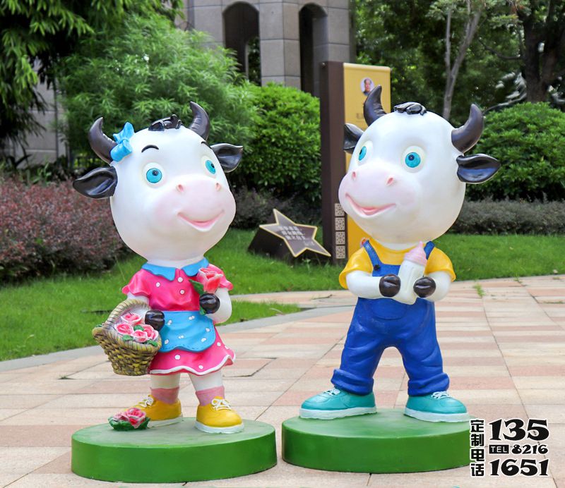 電影院商場(chǎng)一對(duì)卡通玻璃鋼彩繪牛雕塑 電影院商場(chǎng)一對(duì)卡通玻璃鋼彩繪牛雕塑